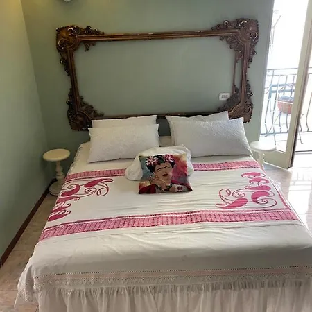 Apartment Casa Gioia, Tra Palazzo Reale,lungomare E Monte Echia Naples